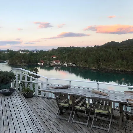 Summercottage By The Ocean Bomlo